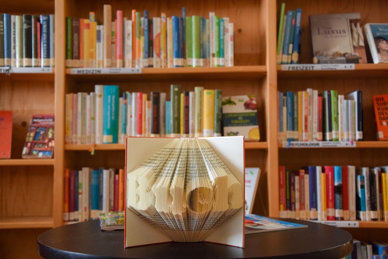 Buch: Buchrücken und aus den Seiten wurde das Wort Buch gefaltet/geschnitten